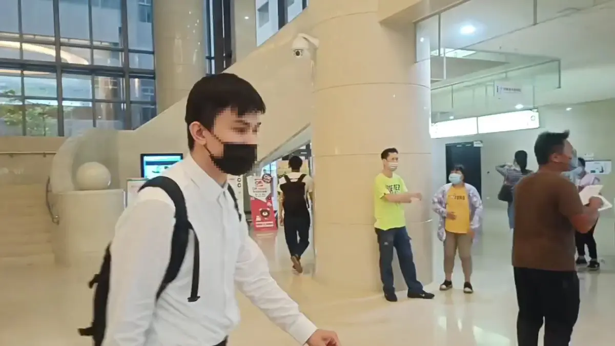 ▲銀行內鬼鄧姓男子遭聲押，但法官諭知10萬元交保。今日稍早鄧男火速交保後踏出地檢署，面對鏡頭不發一語，跑步急奔離去。（圖／記者李春台翻攝）