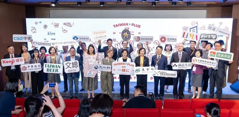 ▲文化總會宣布9月16日、17日於東京上野恩賜公園噴水池廣場舉辦「TAIWAN PLUS2023台日一緒に」；記者會中，信義房屋公共事務部副總經理林俊安（前排右一）代表出席。（圖／資料照片）