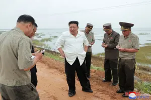 ▲陪同的官員低頭狂寫筆記。（圖／美聯社／達志影像）