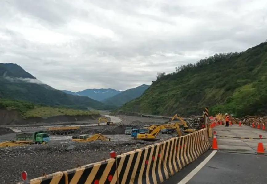 ▲高雄桃源山區明霸克露橋被沖毀，桃源區長23日上午宣布，梅山、拉芙蘭、復興里3里今天停班課。（圖／翻攝畫面）