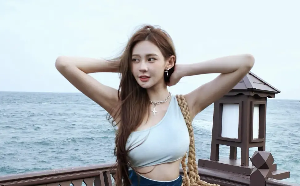 ▲有「馬來西亞Angelababy」之稱的黃詩棋（Yumi），今年在飯店內吃榴槤時，被罰款1000令吉（約等同於新台幣6862元）。（圖／翻攝自臉書）