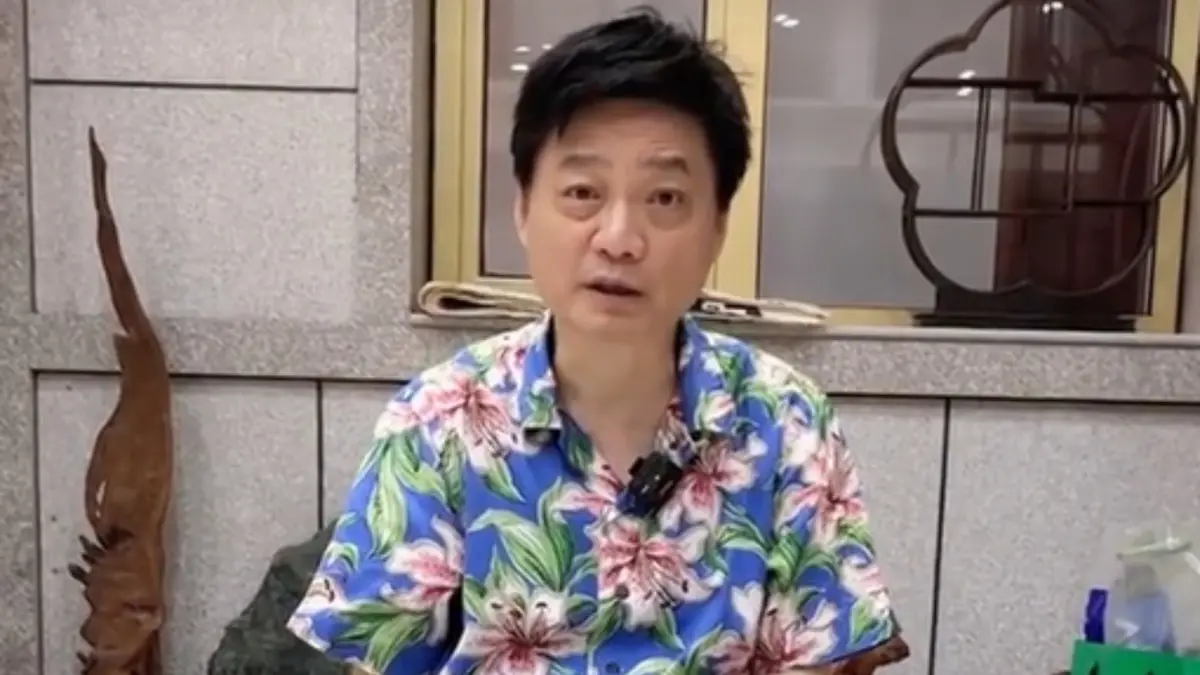 ▲前央視主持人崔永元擺攤賣字畫維生。（圖／翻攝自崔永元抖音）