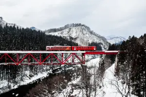 ▲搭乘秋田內陸鐵道飽覽雪景。（圖／燦星旅遊提供）