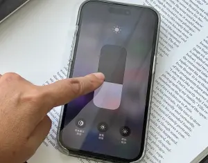 ▲iPhone 調整螢幕亮度。（圖／周淑萍攝）