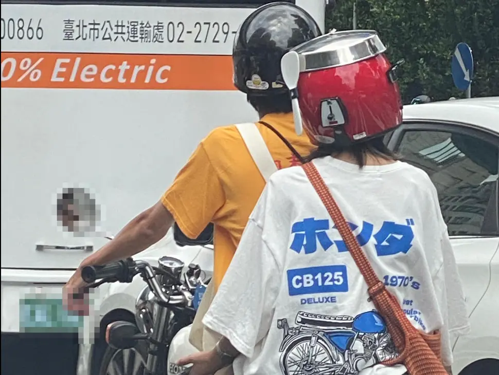 ▲網紅「福澤喬」近期在臉書粉專上，發出一張在街頭上的照片，只見前方男子騎著檔車載人，但後方的女孩頭上卻是帶著一頂「大同電鍋」，畫面立刻掀起網路熱議。（圖／翻攝粉專《Joel來談日本》）