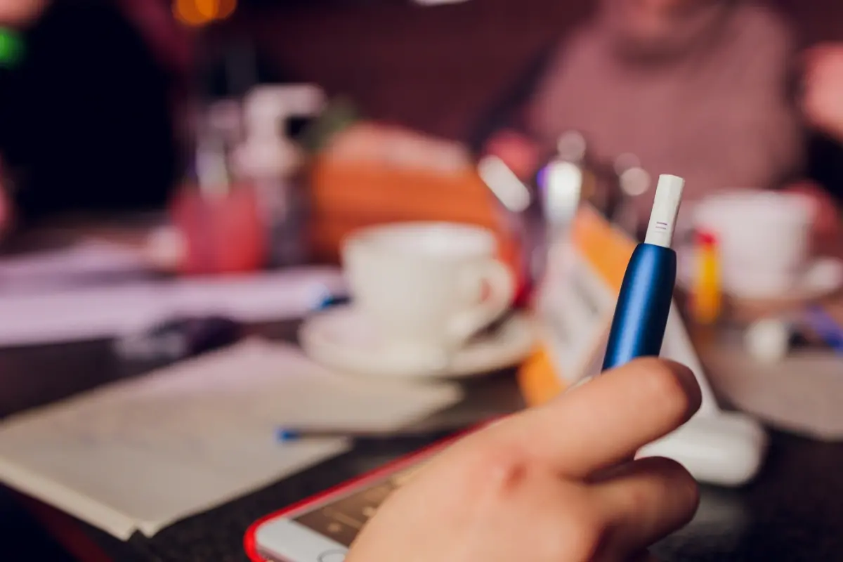 ▲青少年族群容易成為菸品的接觸對象，全國家長會長聯盟表示擔心審查快速通過，導致菸害擴大。（圖／品牌提供）