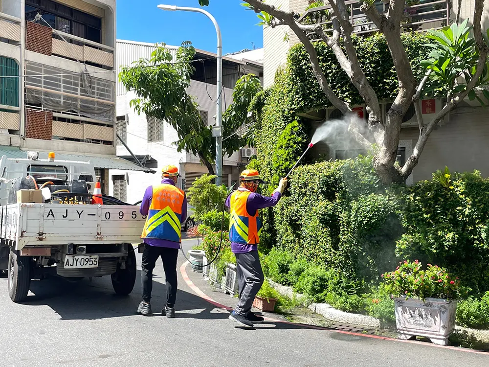 ▲台南登革熱疫情嚴峻，環保局利用好天氣動員加強噴藥清消（圖／台南市環保局提供）