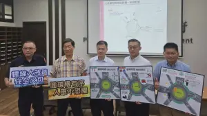 ▲標線改造試行2個月後，建基圓環交通事故明顯改善，屏東警方出示成效圖卡。（圖／潮州警分局提供）