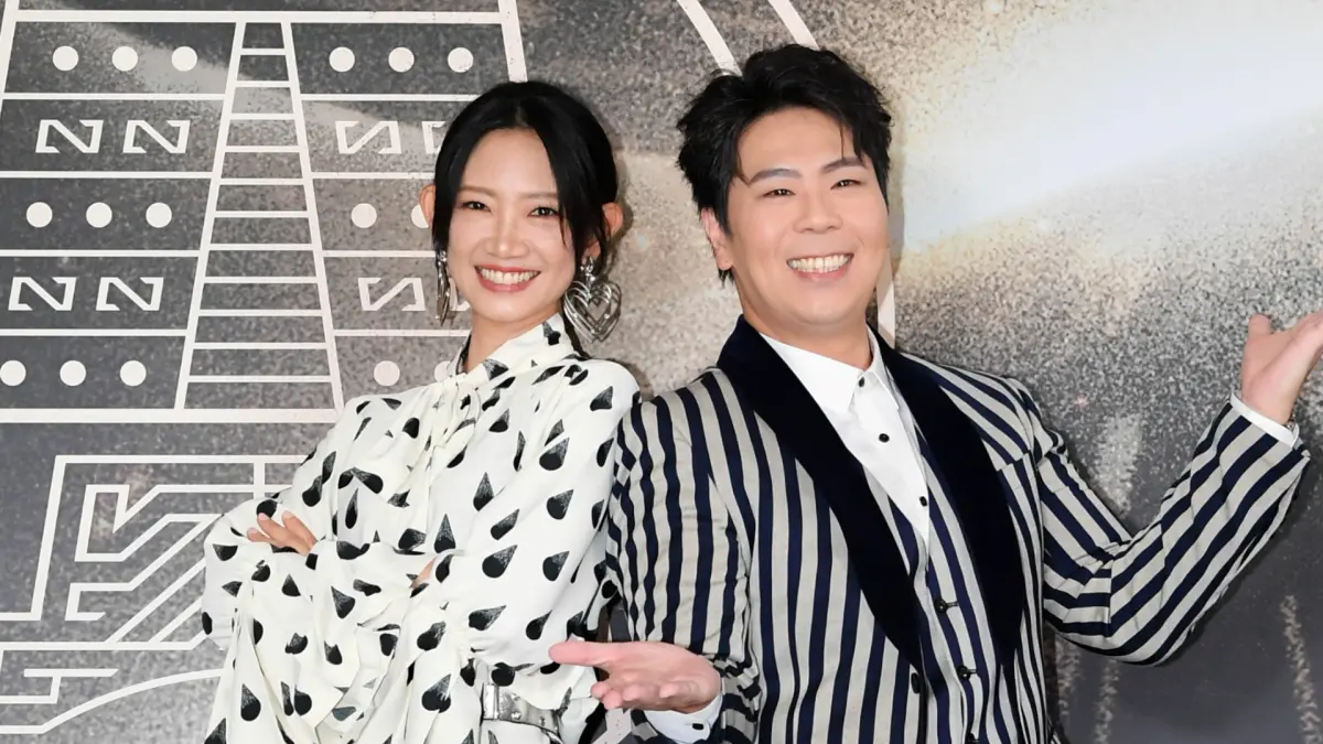 ▲邵大倫（右）分享每年為了金鐘獎都會快速減掉6公斤的祕訣，還大讚搭檔吳奕蓉的露背戰袍很美。（圖／三立提供）