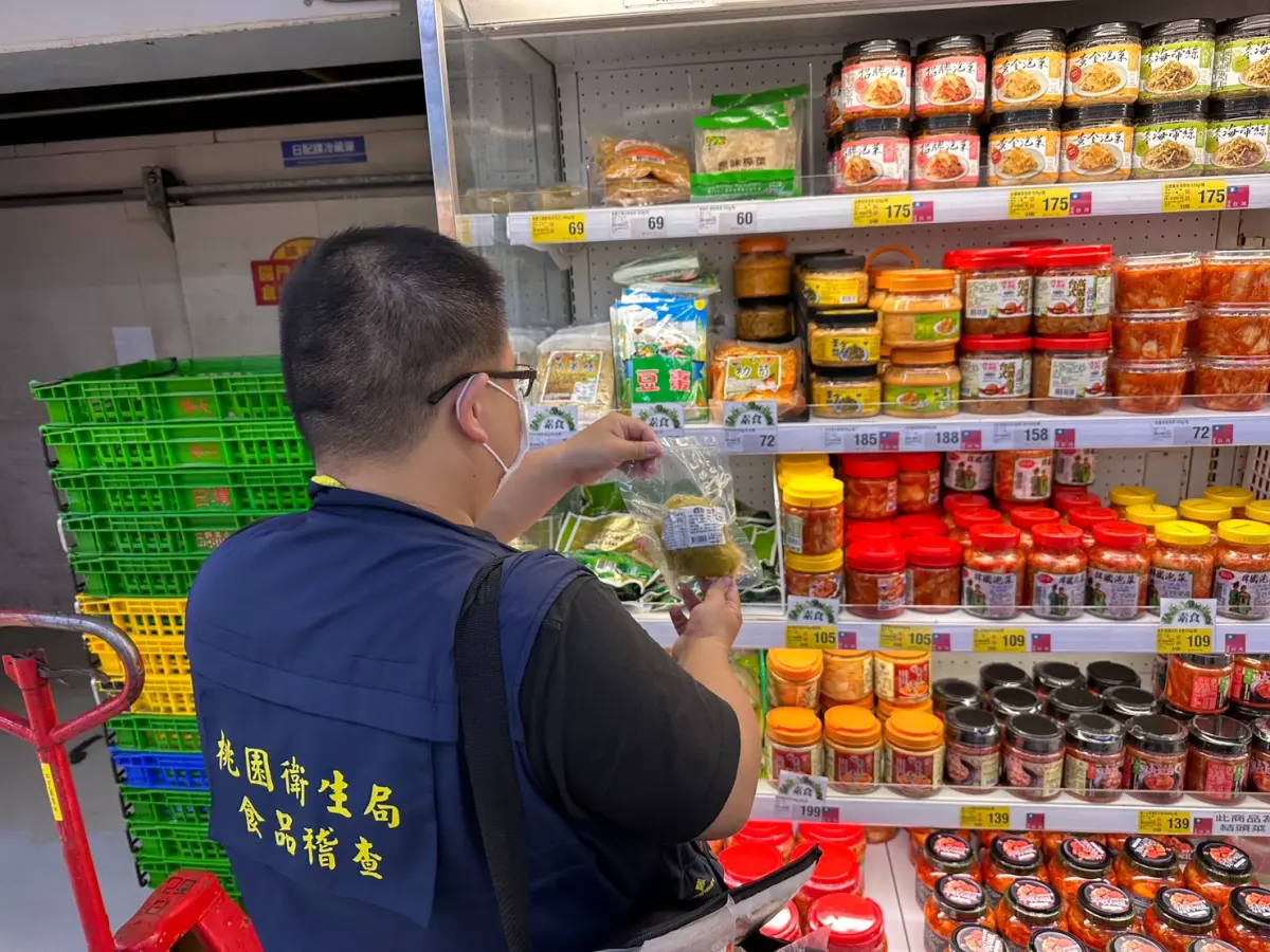 ▲桃園市衛生局抽驗市面中元應景食品共228件，其中2件酸菜含二氧化硫超標。（圖／桃園市衛生局提供）