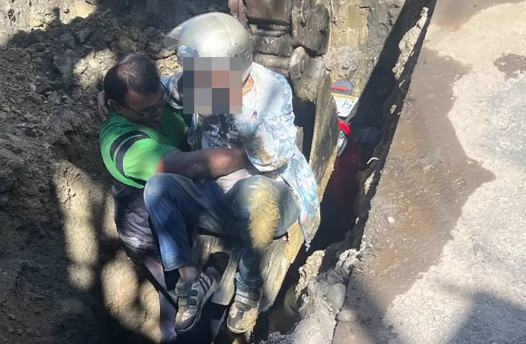 ▲一旁工人見狀，立刻跳下坑洞將婦人救起。（圖／翻攝畫面）