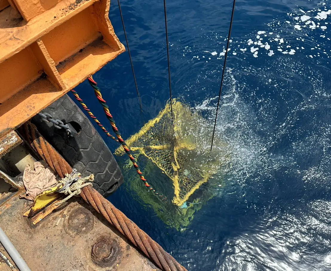 ▲台灣港務公司持續進行天使輪沉船機艙污油及重燃油的抽除工作。(圖／台灣港務公司提供)