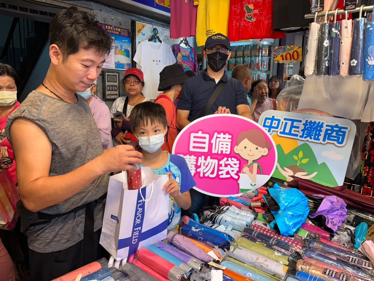 ▲新店中正路傳統市場首推自帶購物袋享優惠。（圖 ／新北市政府市場處提供）