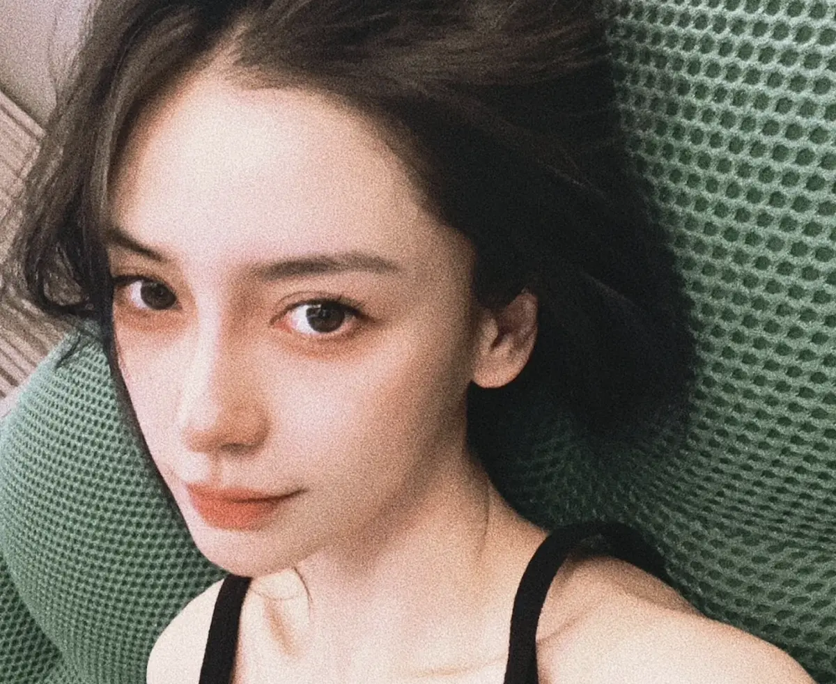 ▲Angelababy與黃曉明於2022年宣佈離婚，昨日迎來七夕情人節，她忍不住在社群平台曬出自拍照，罕見吐露心聲：「不太喜歡七夕這樣的日子。」（圖／翻攝自Angelababy小紅書）