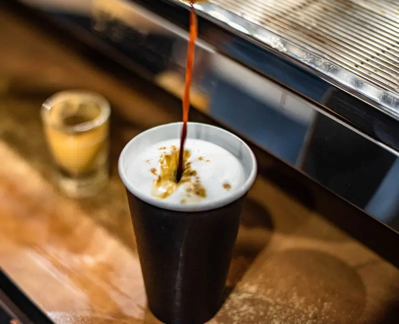▲現煮咖啡消費市場龐大，各大超商不斷推出「買一送一」等超優惠活動，希望能在激烈的競爭中脫穎而出。（圖／Pixabay）