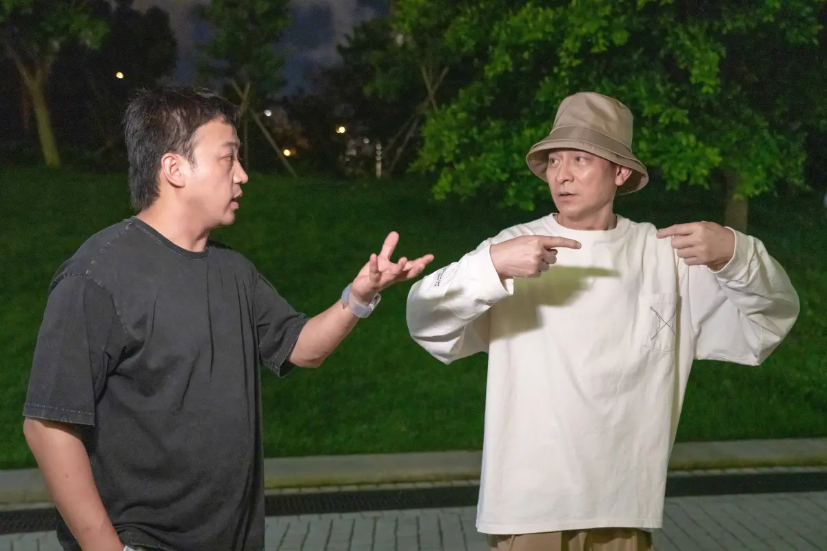 ▲劉德華舉行個人入行40年首個大型藝術展 「1/X劉德華的藝術空間」，深夜參與藝術品拆箱過程，見證「小朋友」誕生。（圖／台灣映藝提供）