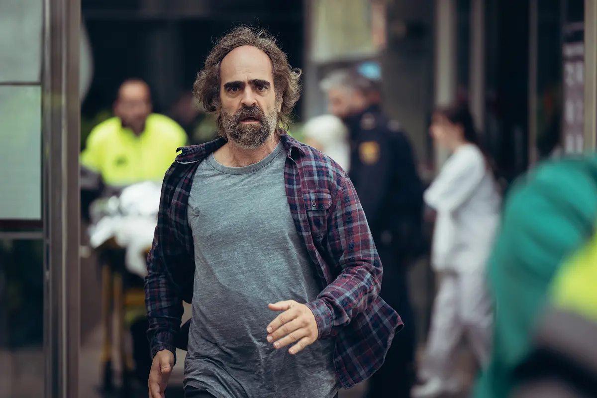 ▲西班牙影帝路易斯托薩，在《24小時賭命倒數》片中因染上賭癮，與老婆鬧離婚。（圖／采昌）