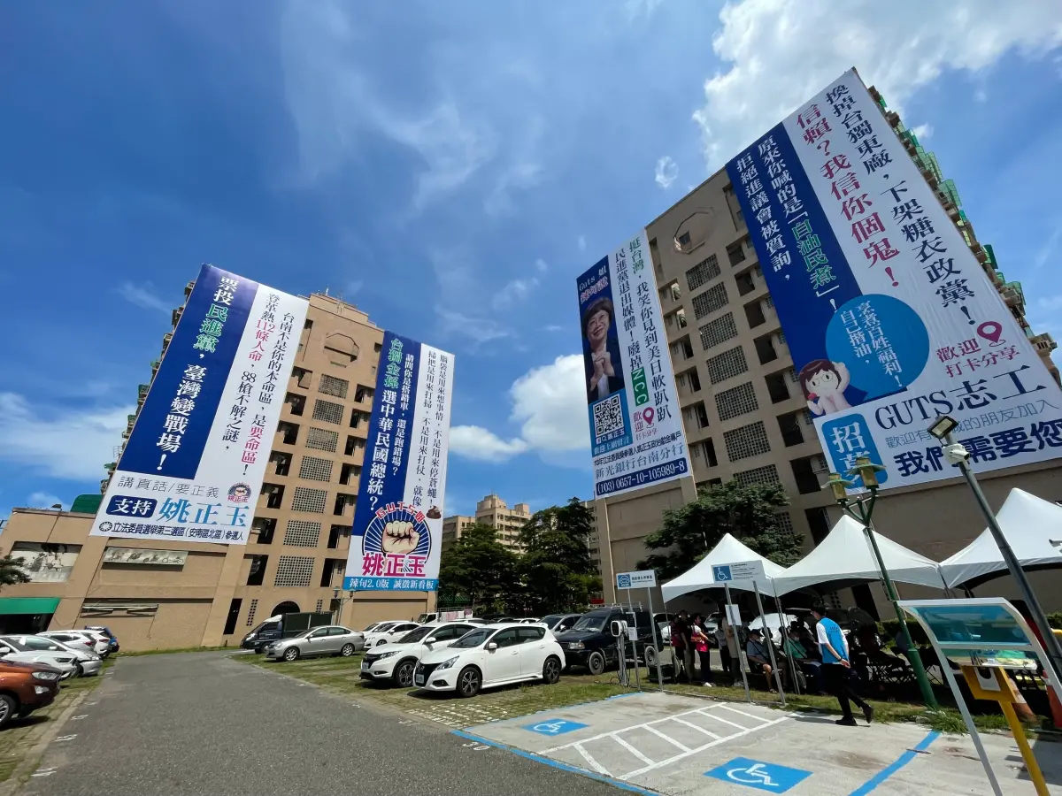 ▲國民黨台南市第三選區立委參選人姚正玉在和緯路、北門路口人掛起「Guts姐辣句」大型競選看版，引起路過民眾熱議（圖／記者林怡孜攝，2023,08,23）