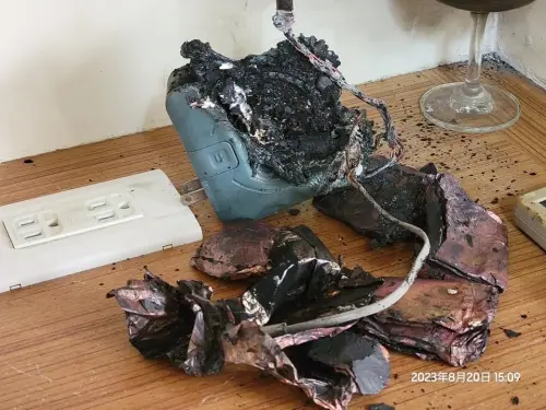 ▲網紅狂推的「萬能充」行動電源昨在金門傳出首起爆炸事故，今又出現「第二爆」，巧合的是和首爆同在金門，且也是灰色款。（圖／翻攝業者臉書）