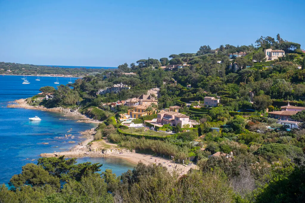 ▲南法地區僅臨地中海的觀光勝地聖特羅佩（St Tropez）近來過度收取小費或高昂訂金的爭議再度成為討論。（圖／美聯社／達志影像）