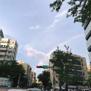 ▲內湖上班族今天下班時也看到超美的彩虹高掛空中。（圖／NOWnews社群中心）