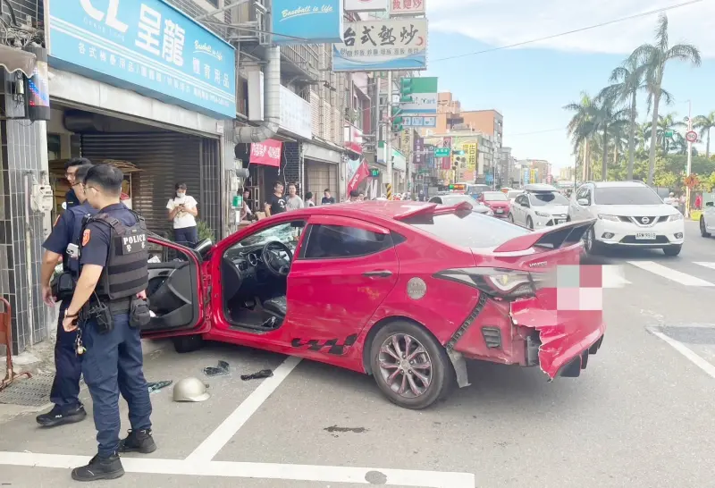 ▲紅色轎車險些撞入民宅，遭到後方2名男子追逐攔獲，持安全帽攻擊紅色轎車駕駛，雙方就在街頭上演大亂鬥。（圖／記者李春台翻攝）