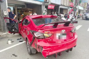 ▲楊、陳2人追上後持安全帽或徒手對鄭男攻擊，鄭男轎車車門還被拉歪破壞。（圖／記者李春台翻攝）