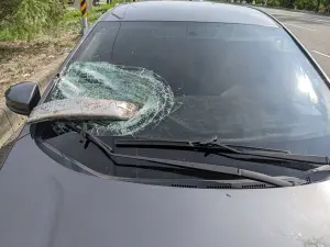 國道1號血滴子！轎車擋風玻璃慘遭4公斤鐵塊砸穿　女駕駛險送命
