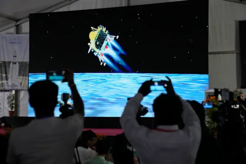 ▲印度「月船3號」月球探測器在台灣時間今（23）日晚間8點34分成功著陸於月表，成為全球第一個在月球南極探月國家。（圖／美聯社／達志影像）