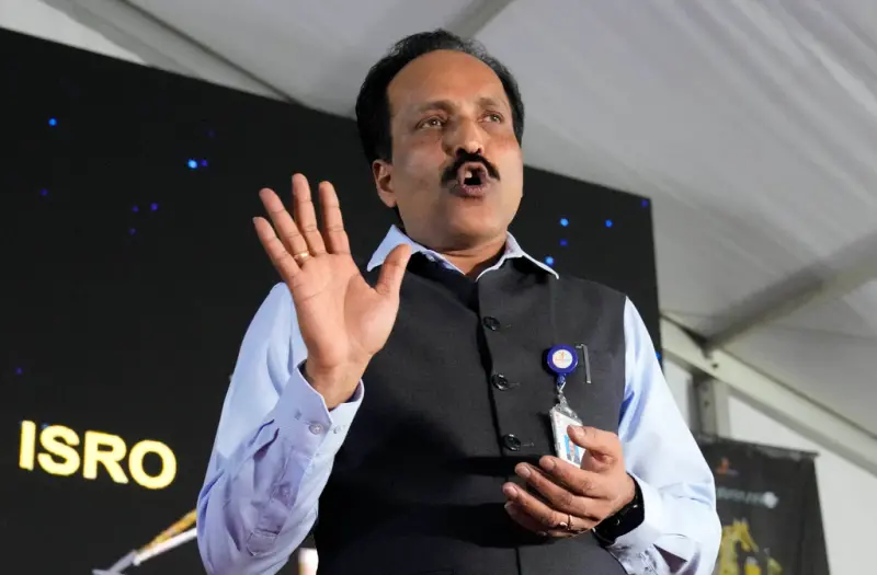 ▲印度太空任務中心(ISRO)主席在印度班加羅爾向媒體發表登月成功後的談話。(圖/美聯社/達志影像)