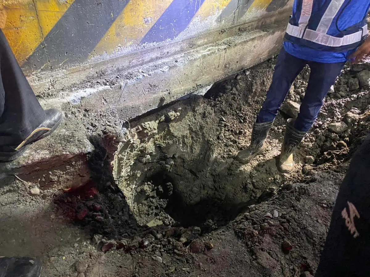 ▲基隆中山二路路面凹平不平，造成騎士摔車受傷。（圖／翻攝自施偉政臉書）