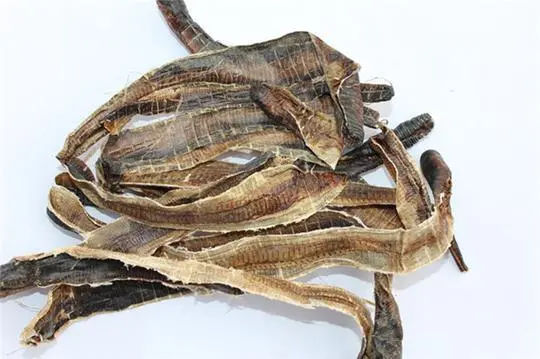 ▲風乾後的蚯蚓在中國稱「地龍」，因為可做成中藥，引發越南農民抓捕，並賣給中國商人圖利。（圖／翻攝自微博）
