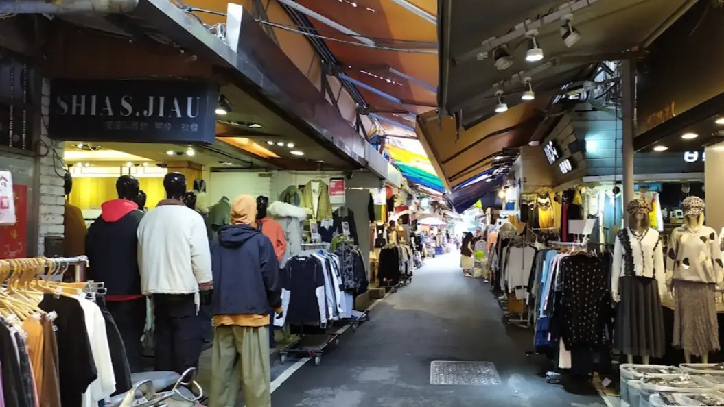 ▲國內觀光商機回溫，最新實價揭露案例顯示，北市五分埔有一處店面以每坪393萬元成交。（示意圖／翻攝Google地圖）