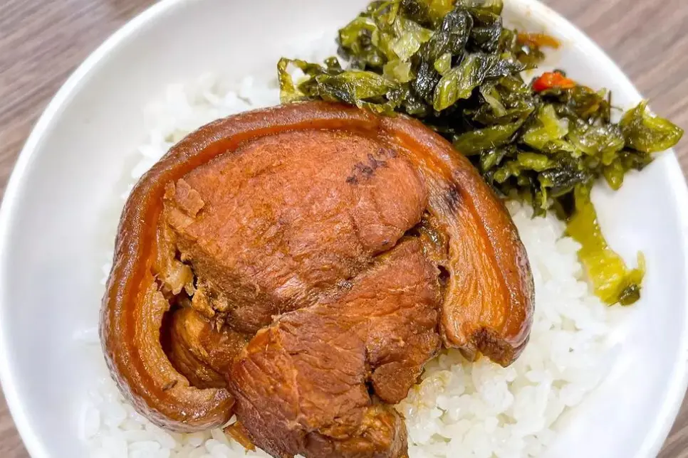 ▲台中的「夜間部爌肉飯」首度入選米其林必比登，該店本就是排隊人氣小吃，6月還傳出有男客因為等太久而砸店事件。（圖／翻攝米其林官網）