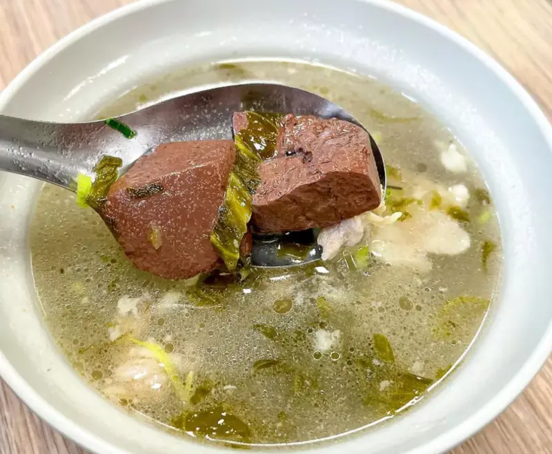 ▲台中「夜間部爌肉飯」曾獲米其林必比登推介,除招牌的爌肉飯,骨宰肉豬血湯也不能錯過。(圖/翻攝米其林官網)
