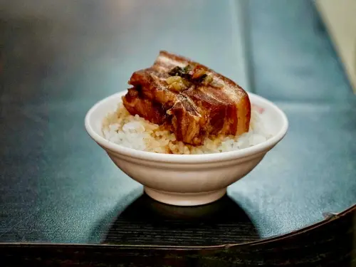 ▲黑衣男點了一組爌肉飯套餐結果沒有吃就離開現場，甚至還有留下150元餐點費，讓老闆店員都摸不著頭緒。（圖／記者葉盛耀攝）