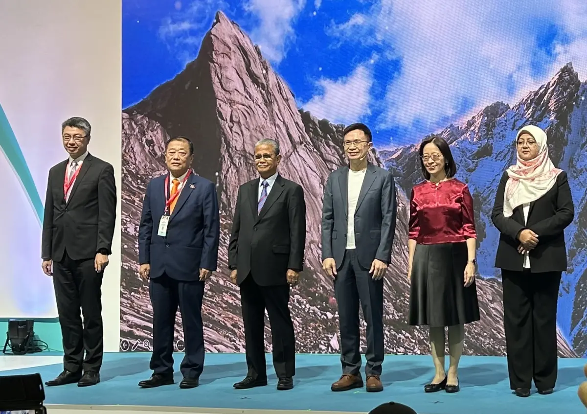 ▲2023年「馬來西亞臺灣形象展」今（24）日在吉隆坡登場，貿協董事長黃志芳與駐馬台北經濟文化辦事處葉非比代表與一眾長官在台上合影。（圖／記者倪浩軒攝）