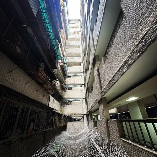 ▲西寧大樓(又稱西寧國宅)各樓層加裝防護網,防堵憾事發生。意外成為膽大網友必朝聖的獨特景點。(圖/西寧國宅臉書_Miss Valera) ▲西寧大樓(又稱西寧國宅)各樓層加裝防護網,防堵憾事發生。意外成為膽大網友必朝聖的獨特景點。(圖/西寧國宅臉書_Miss Valera)