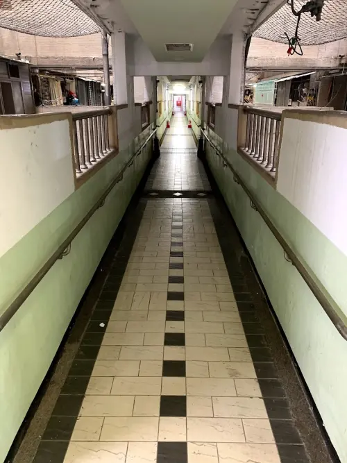 ▲西寧大樓屋齡41年,大樓內部走廊地磚懷舊感滿滿。(圖/翻攝Google地圖@G_Lo chun-chung) ▲西寧大樓屋齡41年,大樓內部走廊地磚懷舊感滿滿。(圖/翻攝Google地圖@G_Lo chun-chung)