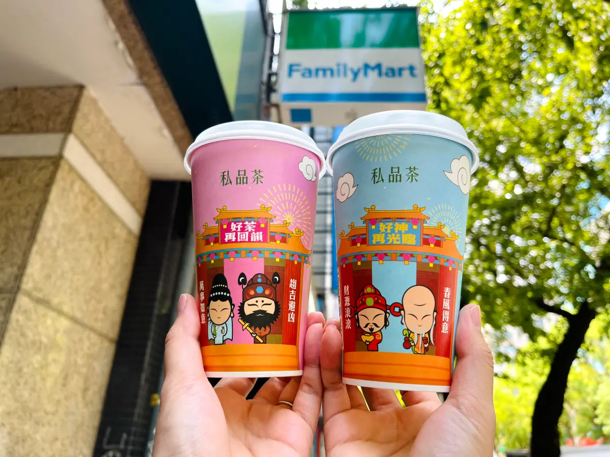 ▲全家好神公仔回來了！在私品茶杯身、麵食、飯糰外包裝都可以看到好神的蹤跡，明起還有奶茶、美式買1送1中元節優惠。（圖／全家提供）
