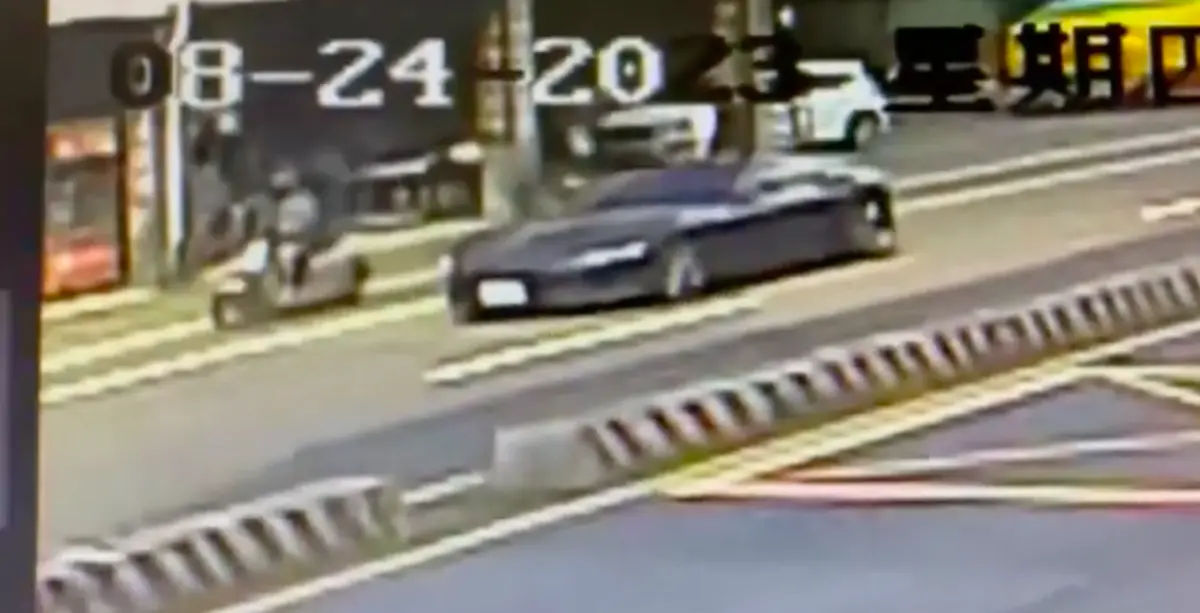 ▲趙建銘今（24）日駕車，疑似超車不慎和機車騎士發生擦撞，兩人未受傷。（圖／翻攝自記者爆料網）