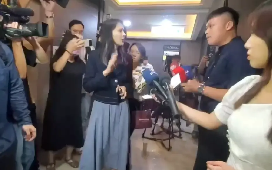 ▲民進黨批評，該名記者刻意貼身騷擾、肢體接觸的行為，已是慣犯。（圖／讀者提供）