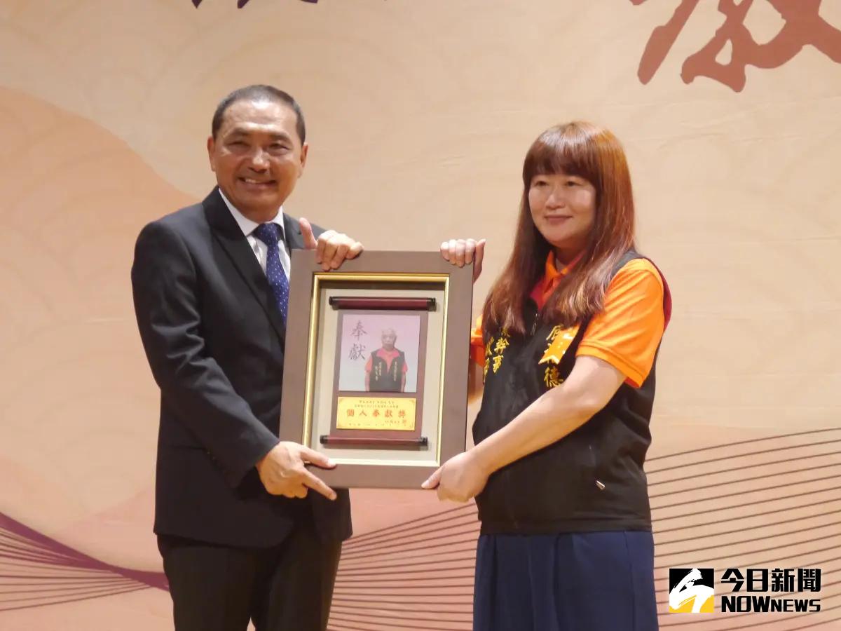 ▲侯友表揚105家績優宗教團體，一一頒贈獎牌並與代表合影。（圖 ／記者吳嘉億攝，2023.08.24）