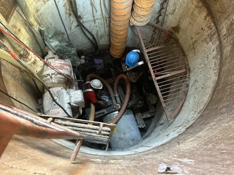 ▲施工人員進行地下污水管線推進施工。（圖 ／新北市政府水利局提供）