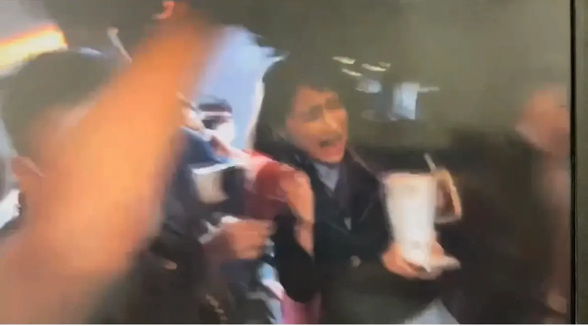 ▲民進黨立委賴品妤今天因為遭記者貼身堵訪不慎摔倒。（圖／讀者提供）