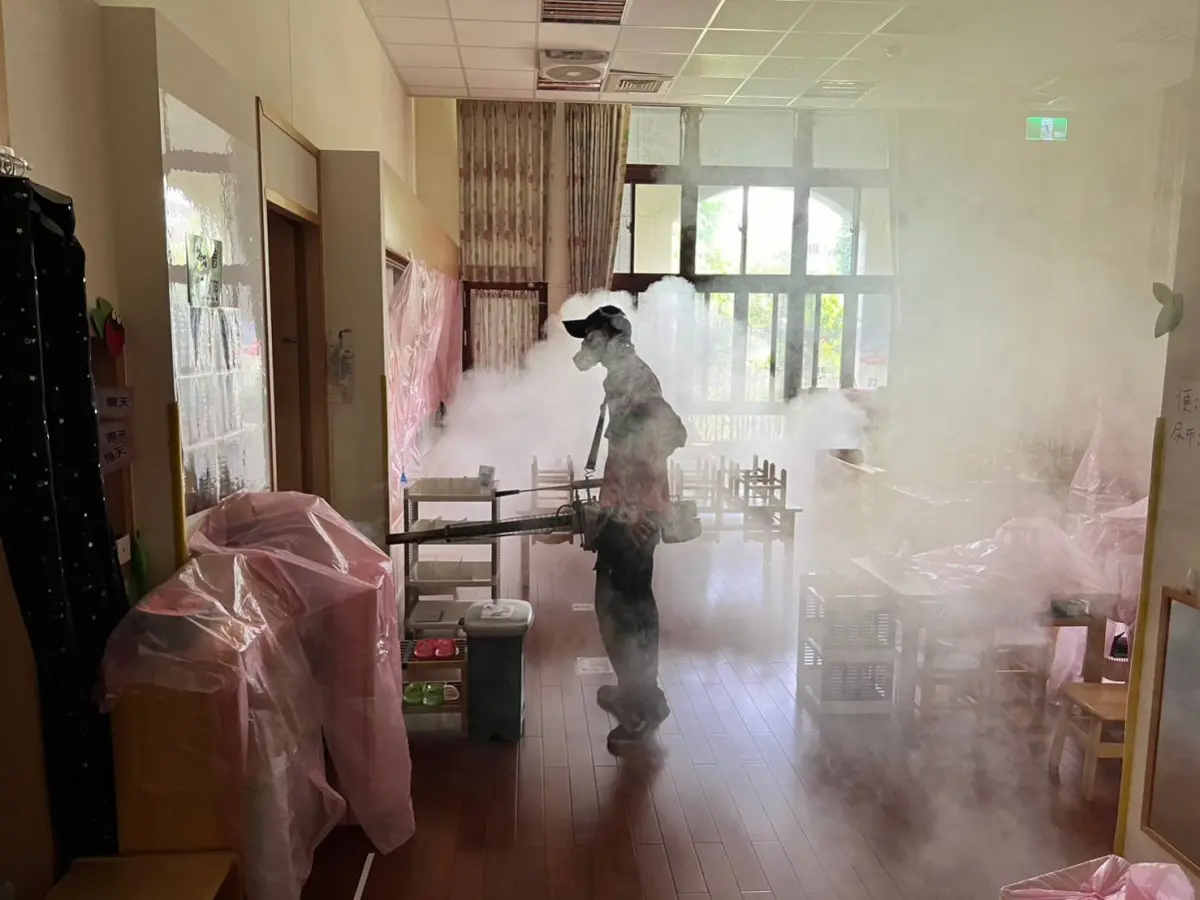 ▲因應本土登革熱疫情，新北、基隆、台南等市府都積極清除孳生源及消毒環境，專家提醒颱風來襲更應注意。（圖／新北市衛生局提供）