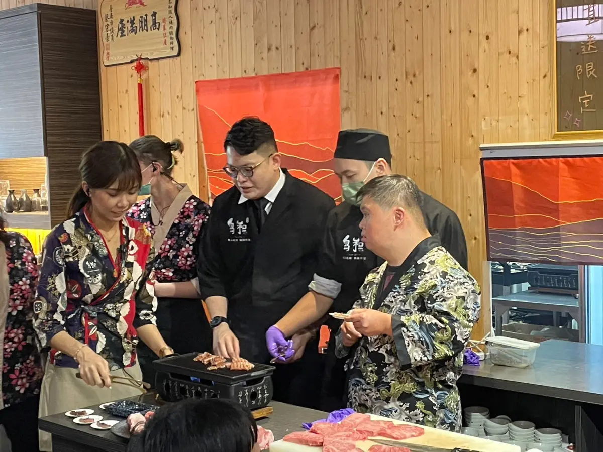 ▲島和職人燒肉鍋物料理負責人高銘徽(中)分享如何烤出美味肉品的秘訣（圖／記者林怡孜攝，2023,08,24）