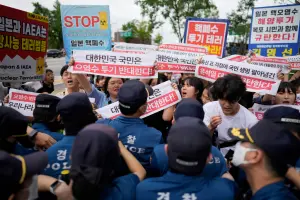影／反對排海！韓國大學生闖日使館抗議福島核廢水　16人遭逮捕
