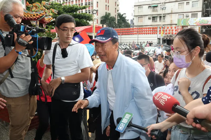 ▲郭台銘今廟口宣講提到，「我無黨無派，我出來選，大家挺我」，但他受訪時則解釋，這是一種民意的調查。（圖／記者陳明中攝，2023.08.24）