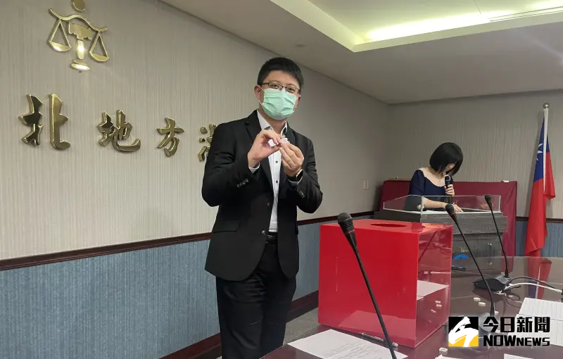 ▲有關新竹市長高虹安涉詐領公費助理費案,台北地院24日下午公開抽籤分案,抽中「暢」股蘇宏杰為該案受命法官(圖/記者潘千詩攝,2023.08.24)